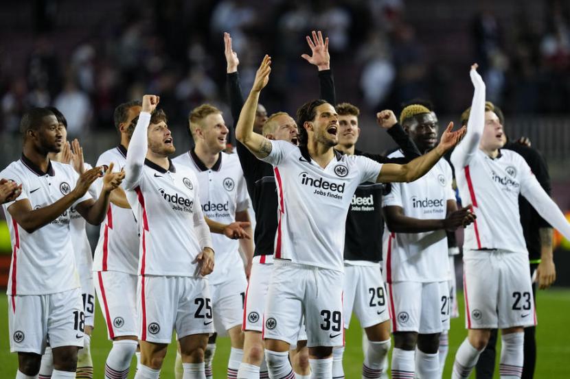Ekspresi kegembiraan para pemain Eintracht Frankfurt selepas mengalahkan Barcelona di perempat final Liga Europa.