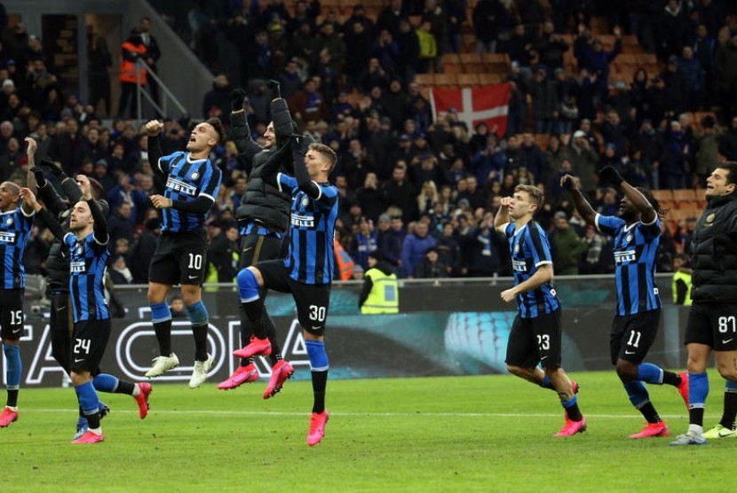 Ekspresi kegembiraan para pemain Inter Milan setelah memastikan tiket semifinal Coppa Italia usai mengalahkan Fiorentina 1-0, Kamis (30/1) dini hari WIB.