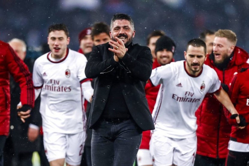 Ekspresi kegembiraan pelatih AC Milan Gennaro Gattuso (tengah) bersama para pemainnya seusai memastikan lolos ke final Coppa Italia dengan mengalahkan Lazio 5-4.