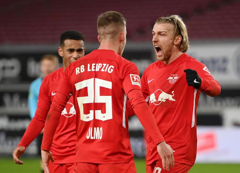 Ekspresi kegembiraan pemain RB Leipzig Dani Olmo (kanan) setelah menjebol gawang Vfb Stuttgart di Bundesliga.