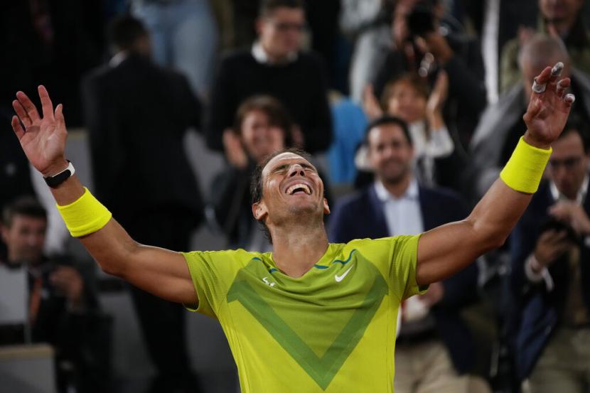Ekspresi kegembiraan Rafael Nadal selepas mengalahkan Novak Djokovic di perempat final Grand Slam French Open 2022.