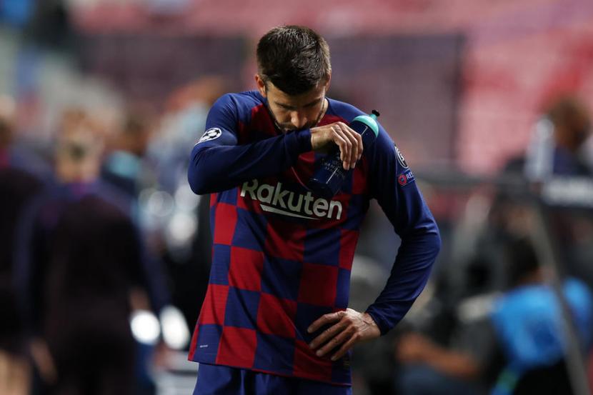 Ekspresi kekecewaan bek Barcelona Gerard Pique setelah timnya takluk 2-8 dari Bayern Muenchen pada laga perempat final Liga Champions.