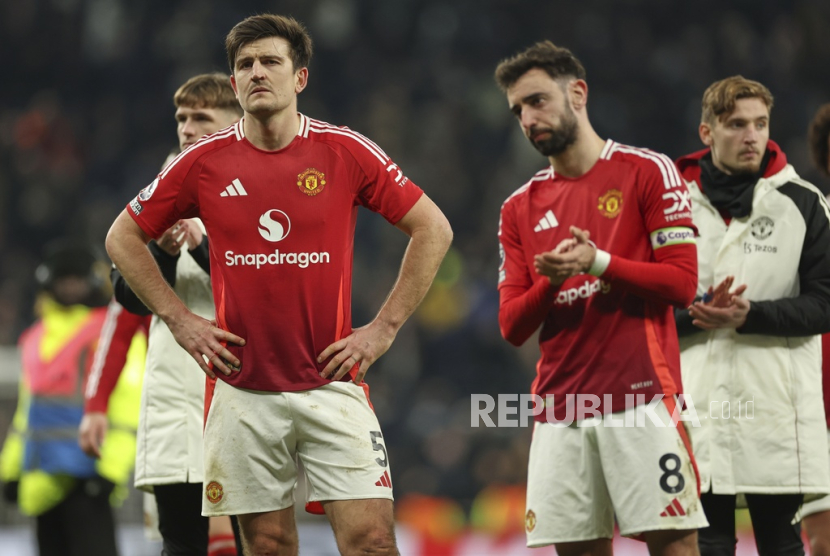 Ekspresi kekecewaan bek Manchester United Harry Maguire (kiri) dan playmaker Bruno Fernandes saat timnya dikalahkan Tottenham Hotspur 0-1 dalam lanjutan Liga Primer Inggris, Senin (17/2/2025) dini hari WIB. 