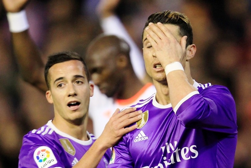 Ekspresi kekecewaan bintang Real Madrid Cristiano Ronaldo (kanan) setelah gagal menjebol gawang Valencia. Ronaldo hanya mencetak satu gol dan Madrid kalah 1-2.