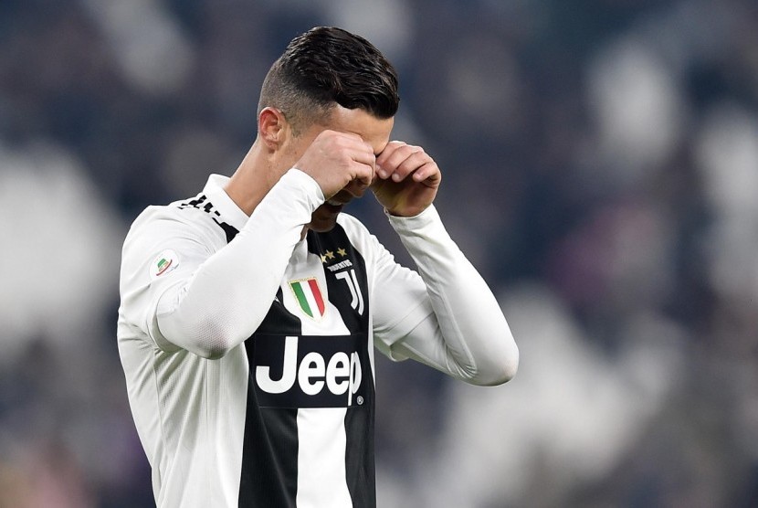 Ekspresi kekecewaan Cristiano Ronaldo setelah gagal mengeksekusi penalti.