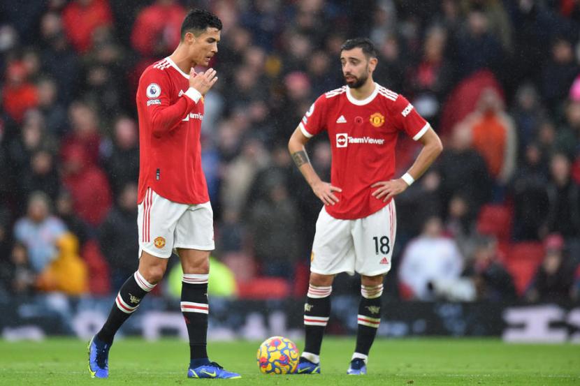 Ekspresi kekecewaan dua pemain Manchester United, Cristiano Ronaldo dan Bruno Fernandes, setelah gawangnya dijebol Manchester City pada laga derby Manchester di Old Traffford, Sabtu (6/11). City mengalahkan MU 2-0.
