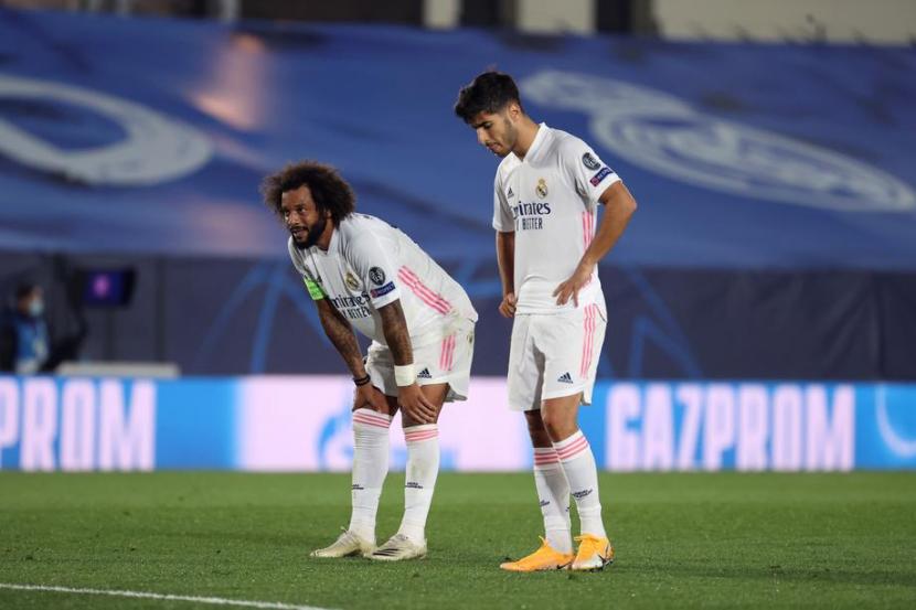 Ekspresi kekecewaan dua pemain Real Madrid Marcelo (kiri) dan Marco Asesnsio setelah tim mereka dikalahkan Shakhtar Donetsk 2-3 pada laga penyisihan Grup B LIga Champions 2020/21.
