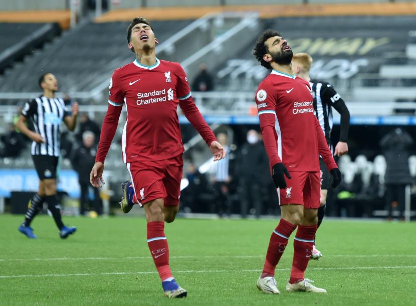 Ekspresi kekecewaan dua ujung tombak Liverpool, Roberto Firmino (kiri) dan Mohamed Salah (kanan) saat tak mampu mengonversi peluang menjadi gol di depan gawang Newcastle United pada lanjutan Liga Primer Inggri 2020/2021, Kamis (31/12).
