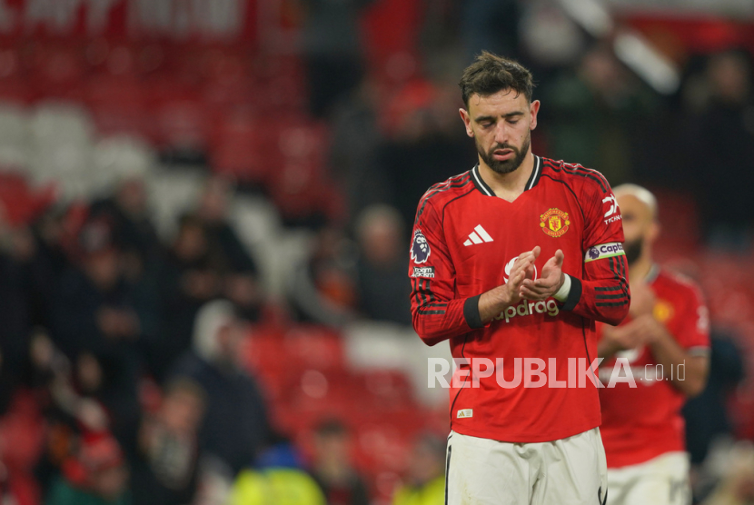 Ekspresi kekecewaan kapten Manchester United Bruno Fernandes setelah timnya gagal mengalahkan West Ham United dalam lanjutan Liga Primer Inggris, Jumat (5/12/2025) dini hari WIB. MU ditahan imbang West Ham 1-1 di Old Trafford.