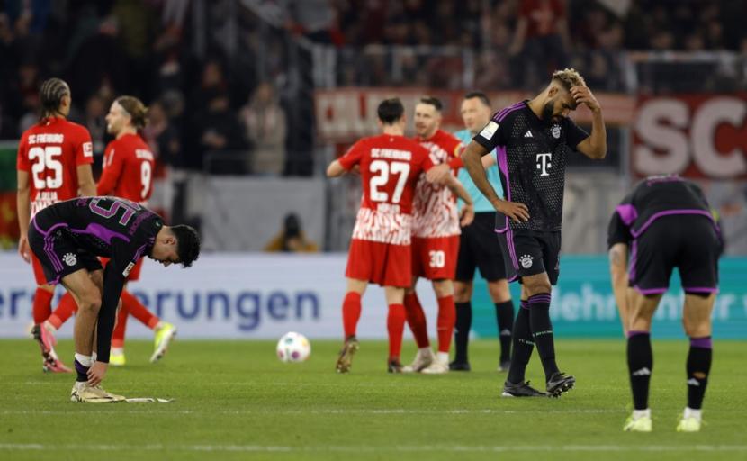 Ekspresi kekecewaan para pemain Bayern Munchen (kostum hitam) saat gawangnya dijebol Freiburg dalam lanjutan Bundesliga Jerman. Bayern ditahan imbang Freburg 2-2 sehingga semakin sulit mengejar Bayer Leverkusen di puncak klasemen.