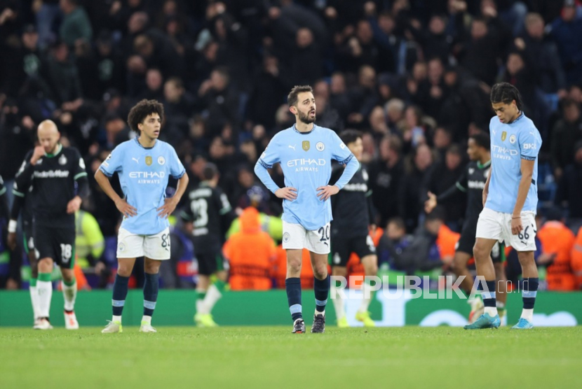 Ekspresi kekecewaan para pemain Manchester City setelah gawang mereka kebobolan gol penyama dalam pertandingan pekan kelima Liga Champions di Stadion Etihad, Manchester, Rabu (27/11/2024) dini hari WIB. Man City bermain imbang 3-3 dengan Feyenoord meskipun sempat unggul 3-0.