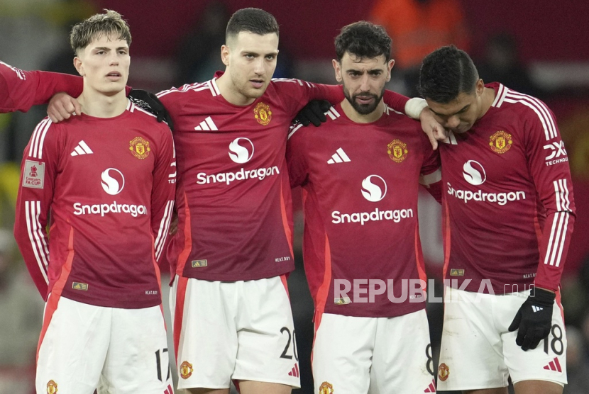 Ekspresi kekecewaan para pemain Manchester United (MU) setelah tersingkir dari Piala FA. MU dikalahkan Fulham 3-4 (1-1) lewat adu penalti di Old Trafford, Senin (3/3/2025) dini hari WIB.