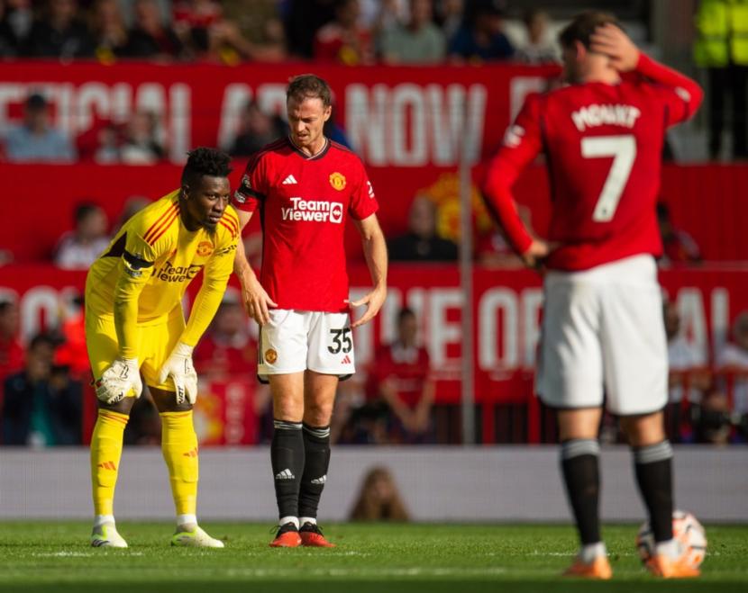 Ekspresi kekecewaan para pemain Manchester United setelah gawangnya dijebol Brentford dalam pertandingan Liga Primer Inggris.