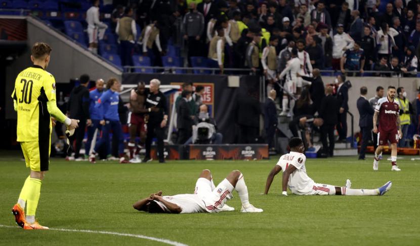Ekspresi kekecewaan para pemain Olympique Lyon setelah ditaklukkan West Ham United di leg kedua perempat final Liga Europa.
