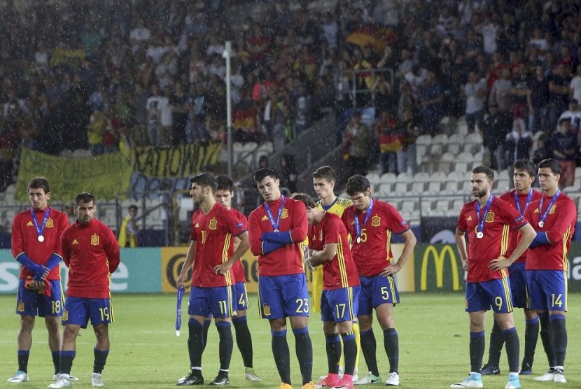 Ekspresi kekecewaan para pemain Spanyol U-21 setelah kalah pada final Piala Eropa U-21.