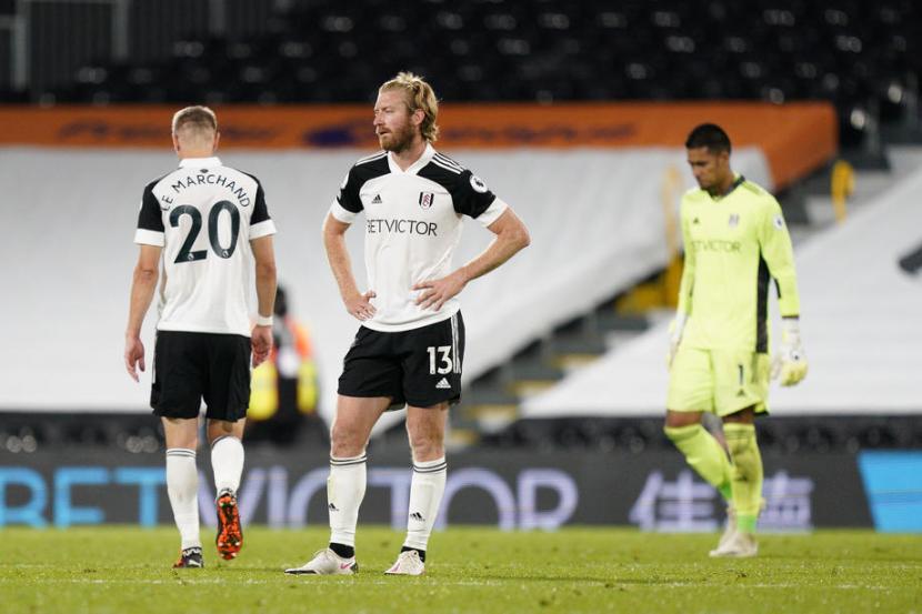 Ekspresi kekecewaan pemain Fulham setelah dikalahkan Aston Villa 0-3 dalam lanjutan Liga Primer Inggris.