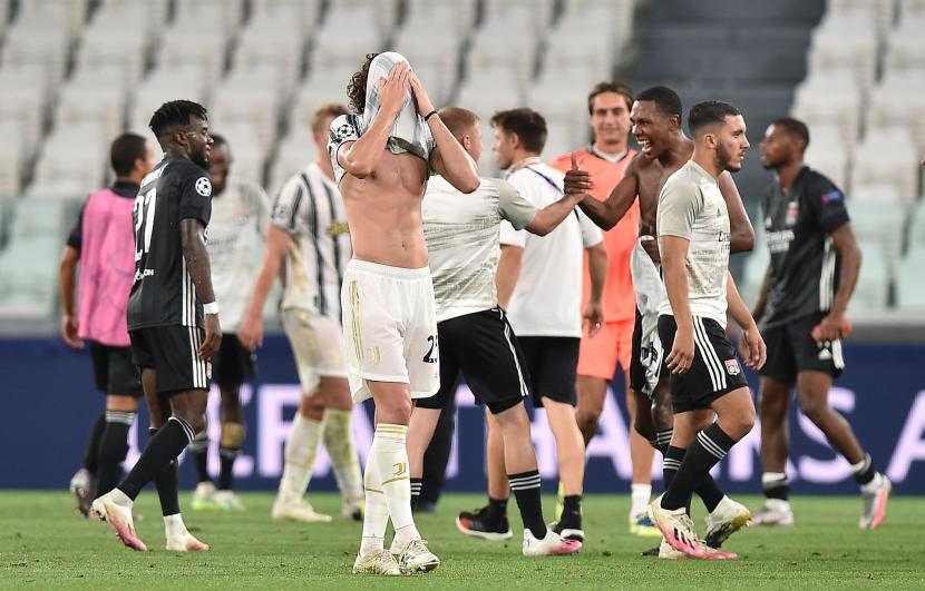 Ekspresi kekecewaan pemain Juventus seusai dipastikan tersingkir dari Liga Champions musim ini.
