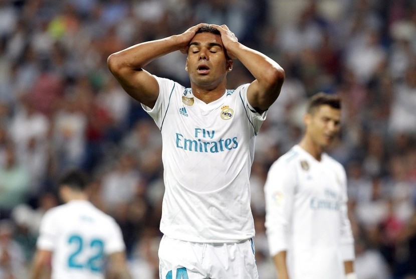 Ekspresi kekecewaan pemain Real Madrid Casemiro saat melawan Real Betis dalam lanjutan La Liga, Kamis (21/9) dini hari WIB. Madrid kalah 0-1.