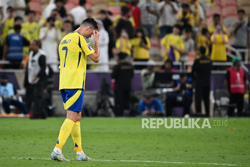 Ekspresi kekecewaan penyerang Al Nassr Cristiano Ronaldo setelah timnya gagal di semifinal Liga Champions Asia. All Nassr takluk 2-3 dari wakil Jepang Kawasaki Frontale pada laga di Stadion King Abdullah Sports City, Kamis (1/5/2025) dini hari WIB.