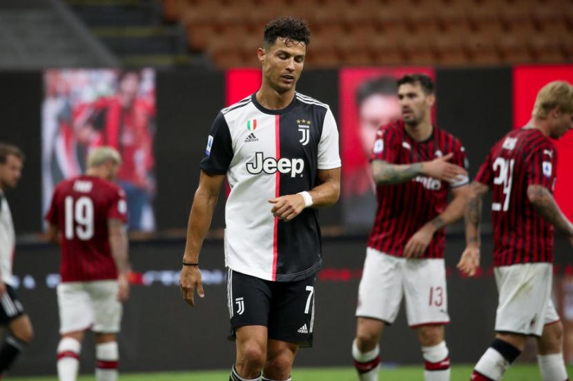Ekspresi kekecewaan penyerang Juventus Cristiano Ronaldo (tengah) dalam laga melawan AC Milan. Juventus takluk 2-4 dari Milan di San Siro, Rabu (8/7) dini hari WIB.