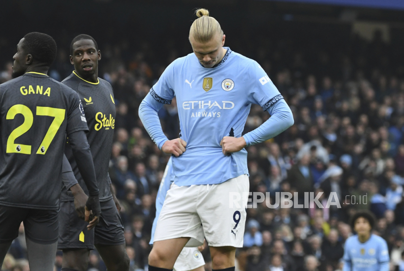 Ekspresi kekecewaan penyerang Manchester City Erling Haaland setelah gagal menjebol gawang Everton lewat titik penalti dalam pertandingan Liga Primer Inggris di Stadion Etihad, Kamis (26/12/2024) malam WIB.