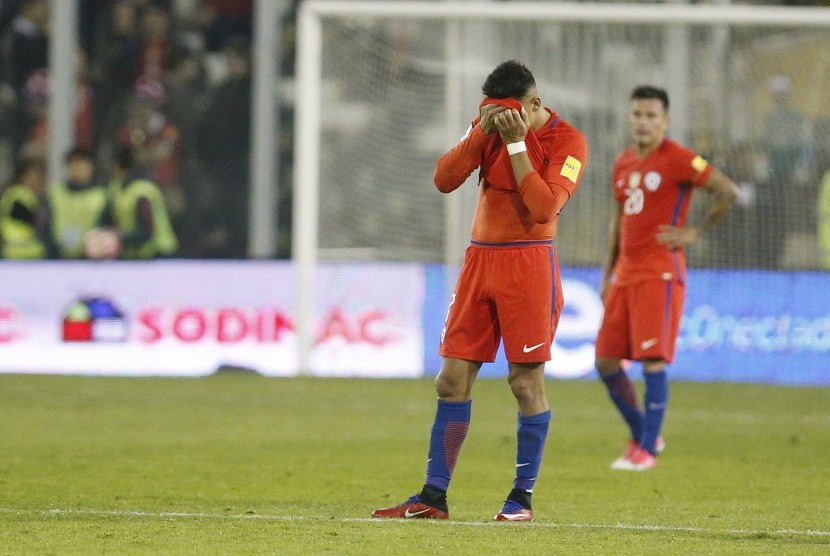 Ekspresi kekecewaan striker timnas Cile, Alexis Sanchez pada laga kualifikasi Piala Dunia 2018 lawan Paraguay, Kamis (31/8). Cile kalah 0-3 pada laga ini. 