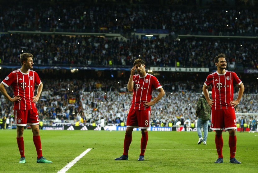 Ekspresi kekecewaan Thomas Mueller, Javi Martinez, dan Mats Hummels (dari kiri ke kanan) setelah Bayern Muenchen tersingkir dari Liga Champions.
