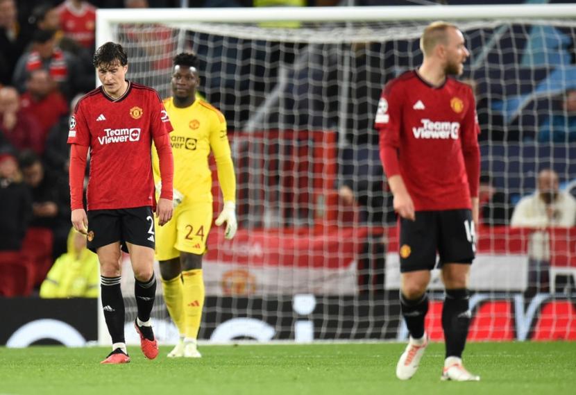 Ekspresi kekecewaan tiga pemain Manchester United setelah gawangnya dibobol oleh Galatasaray dalam lanjutan Liga Champions, MU takluk 2-3 dari Galatasaray.