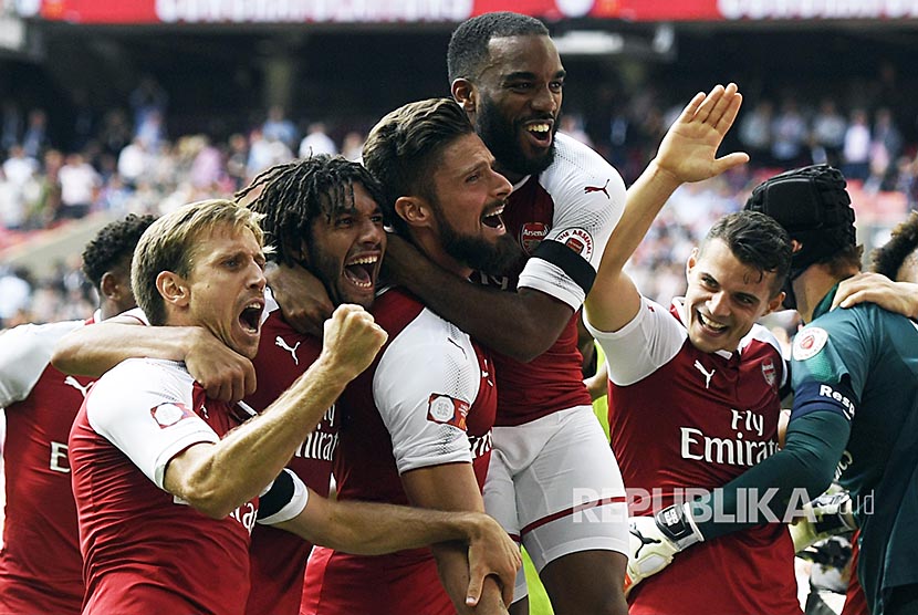 Ekspresi kemenangan tim Arsenal saat menyabet trofi pembuka liga Community Shield setelah mengalahkan Chelsea melalui adu penalti.