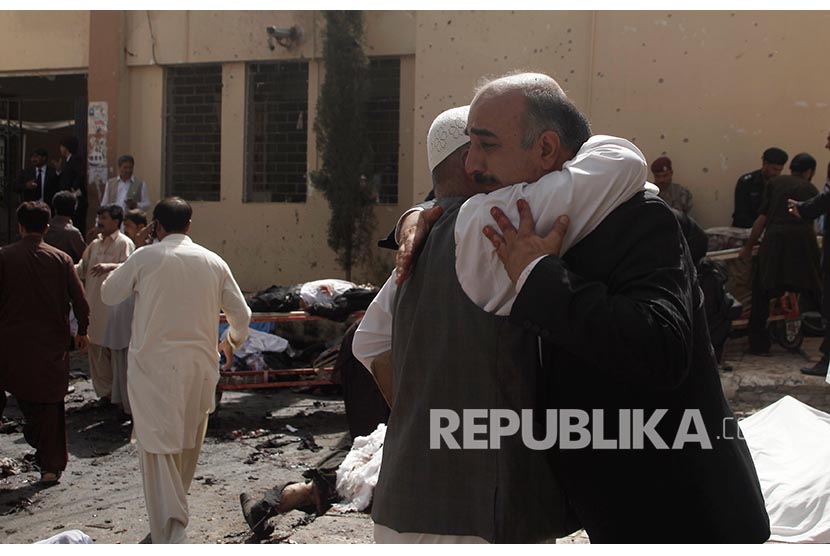 Ekspresi kerabat korban ledakan bom di depan rumah sakit di Quetta, Pakistan, Senin (8/8). 