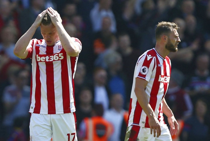 Ekspresi kesedihan dua pemain Stoke City setelah terdegradasi.