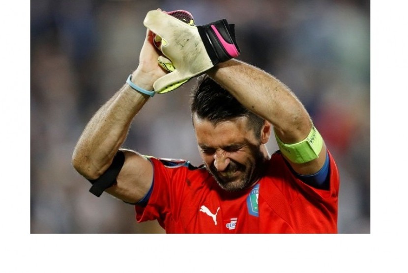 Ekspresi kesedihan Gianluigi Buffon setelah Italia disingkirkan Jerman di Piala Eropa 2016.