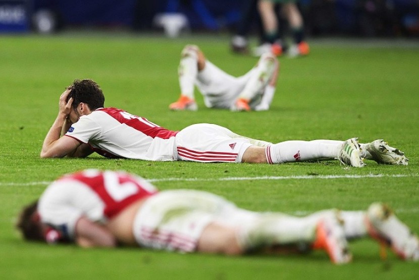 Ekspresi kesedihan para pemain Ajax gagal lolos ke final Liga Champions.