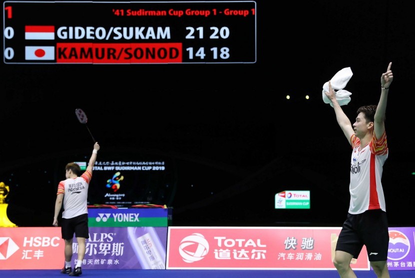 Ekspresi Kevin Sanjaya Sukamuljo (kanan) dan Marcus Fernaldi Gideon setelah menaklukkan pasangan Jepang Takeshi Kamura/Keigo Sonoda, 21-14 dan 21-18 di semifinal Piala Sudirman, Sabtu (25/5).