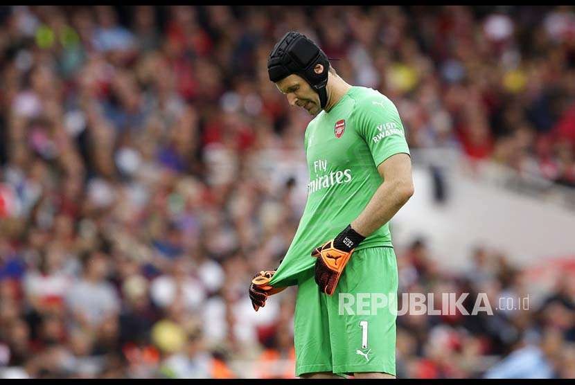 Ekspresi Kiper Arsenal  Petr Cech pada laga Liga Primer Inggris di Emirates Stadium, London, Ahad (12/8).