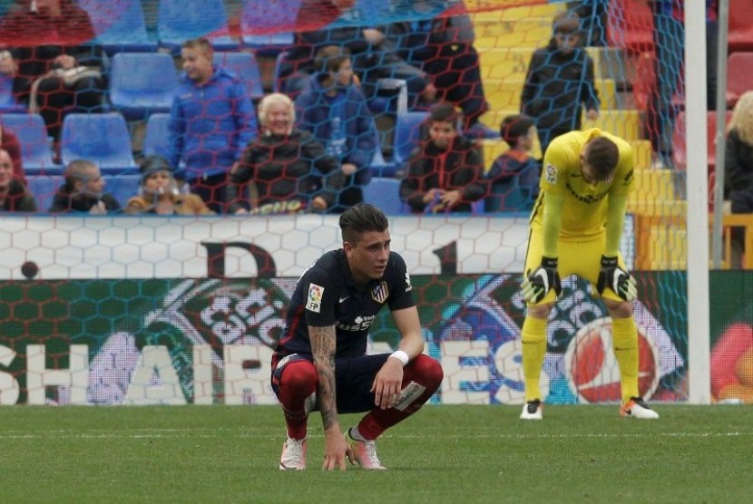 Ekspresi kiper Atletico Madrid Jan Oblak (kanan) dan rekannya Jose Gimenez usai dibobol Levante.