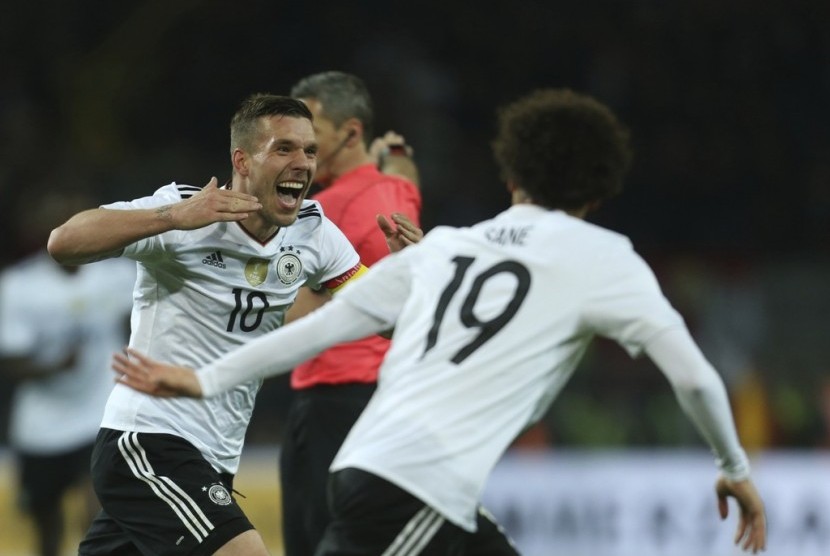 Ekspresi Lukas Podolski (kiri) saat mencetak gol untuk Jerman ke gawang Inggris, Kamis (23/) dini hari WIB.