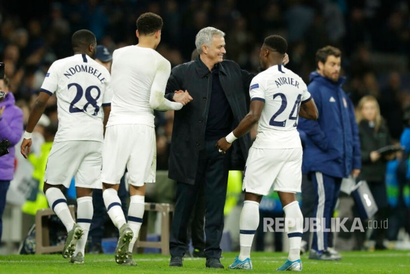 Ekspresi manajer Tottenham Hotspur Jose Mourinho pada laga Liga Champions Grup B antara Tottenham Hotspur melawan Olympiakos di Tottenham Hotspur Stadium, London, Rabu (27/11) dini hari. 