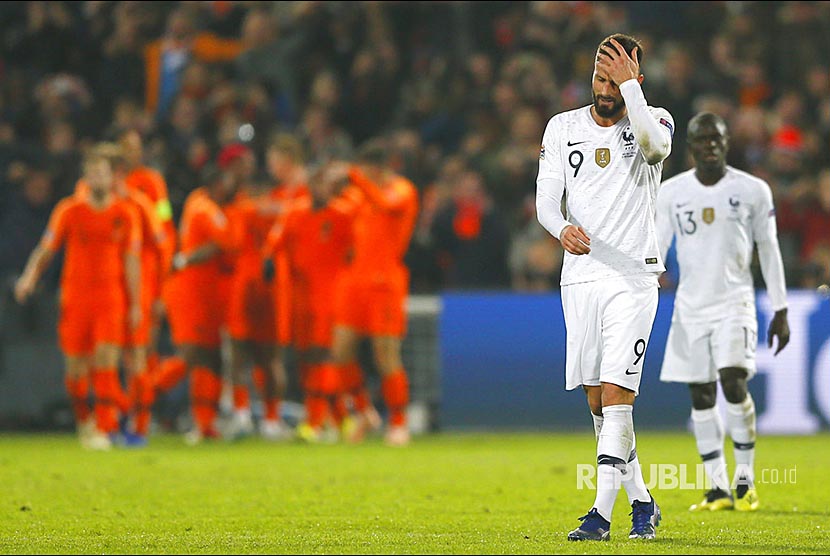 Ekspresi Olivier Giroud (kanan) dan Ngolo Kante saat tim Belanda merayakan gol mereka  pada laga Grup 1 Liga antar Bangsa Eropa antara Belanda melawan Perancis di Rotterdam, Belanda, Sabtu (17/11) dini hari.