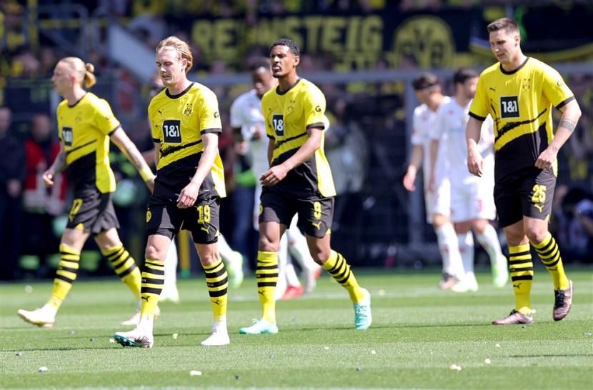 Ekspresi para pemain Borussia Dortmund setelah gawangnya dijebol oleh Mainz pada babak pertama laga penutup Bundesliga musim 2022/2023. 