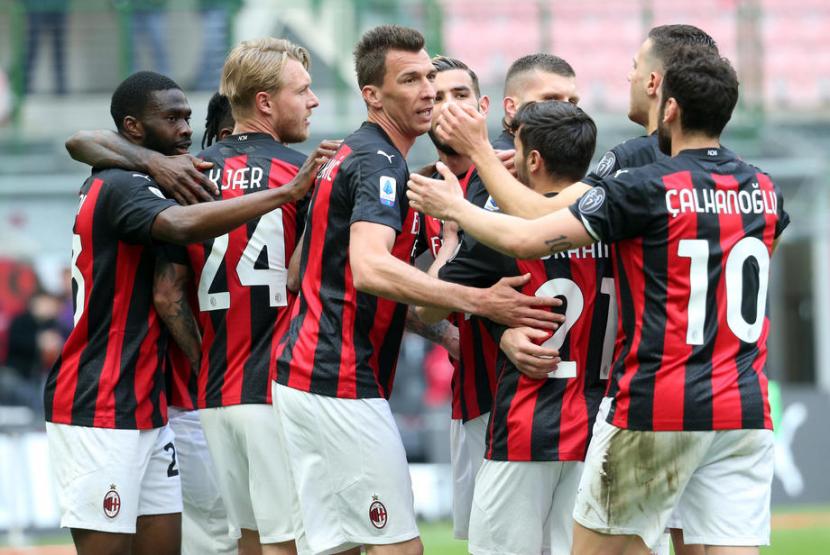 Ekspresi para pemain Milan usai gol bunuh diri pemain Genoa, Ahad (18/4).