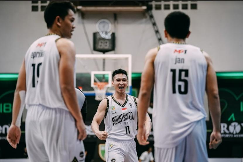 Ekspresi para pemain Mountain Gold saat mengalahkan Indonesia Patriots dalam lanjutan Seri 2 IBL 2023 di Malang, Selasa (31/1/2023).. 