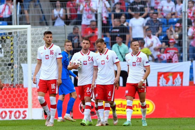 Ekspresi para pemain Polandia setelah merayakan gol Piotr Zielinski ke gawang Islandia dalam laga pemanasan Euro 2020. Polandia ditahan imbang Islandia 2-2.