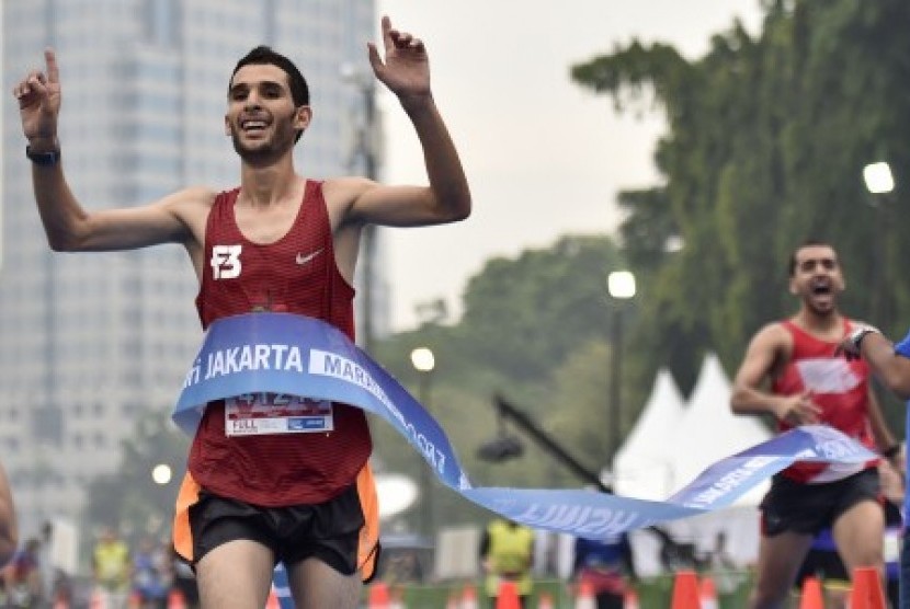 Ekspresi pelari putra asal Maroko Anouar El Ghouz (kiri) saat memasuki garis finis pada Mandiri Jakarta Marathon 2017 di Silang Monas, Jakarta, Ahad (29/10). Anouar El Ghouz finish pertama pada kategori master dengan catatan waktu 2 jam 21 menit 26 detik, sedangkan untuk kategori Master Putri dimenangi Peninah Jepkoech asal Kenya dengan catatan waktu 3 jam 7 menit 54 detik. 