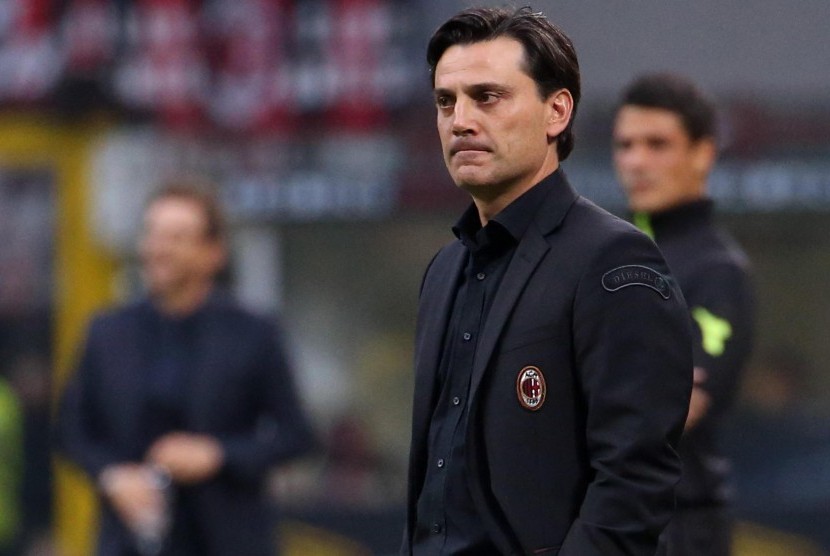 Ekspresi pelatih AC Milan Vincenzo Montella ketika timnya mengalami kekalahan 0-2 dari AS Roma di Stadion San Siro, Milan, Italia, Ahad (1/10).