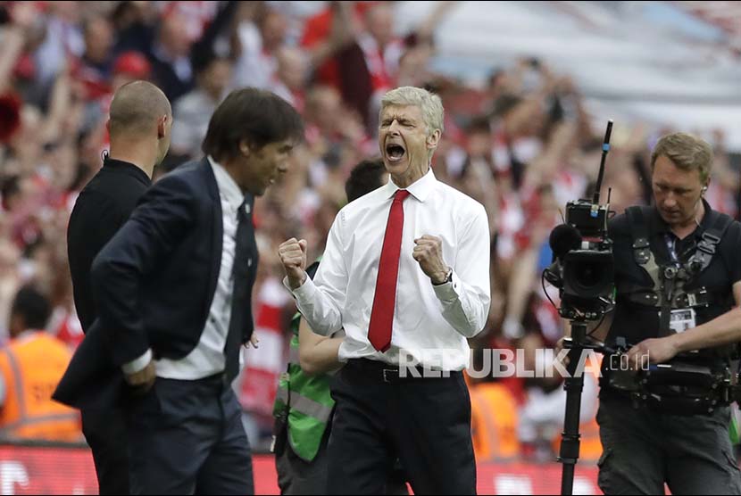 Ekspresi pelatih Arsenal Arsene Wenger berteriak saat peluit panjang wasit memastikan kemenangan timnya pada pertandingan Final FA Cup di Webley Stadium, Inggris, Ahad (28/5) dini hari.