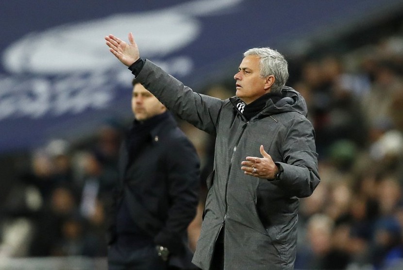 Ekspresi pelatih Manchester United Jose Mourinho saat timnya menghadapi Tottenham Hotspur, Kamis (1/2) dini hari WIB.
