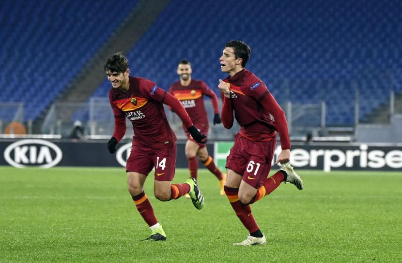 Ekspresi pemain AS Roma Riccardo Calafiori usai mencetak gol ke gawang Young Boys pada laga Liga Europa, Jumat (4/12) dini hari WIB.