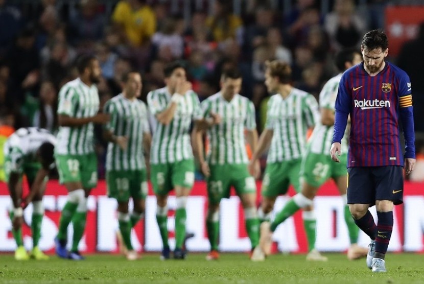  Ekspresi pemain Barcelona, Lionel Messi usai timnya ditumbangkan tim tamu, Real Betis dalam laga lanjutan Liga Spanyol di Camp Nou Stadium, akhir tahun lalu.