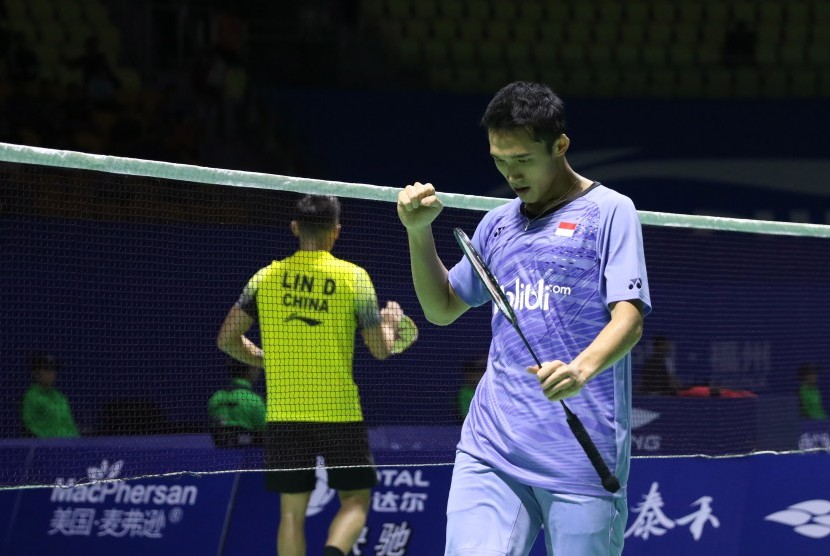 Ekspresi pemain Indonesia, Jonatan Christie usai mengalahkan pemain Cina, Lin Dan di babak pertama China Open Super Series Premier, Rabu (15/11).
